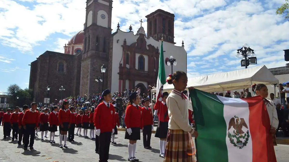 Se llevó a cabo el desfile conmemorativo del día de la bandera.