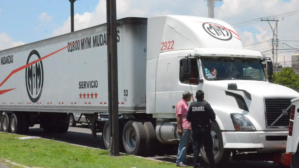 En repetidas ocasiones se estacionan en la zona prohibida.  Foto Luis Luévanos.