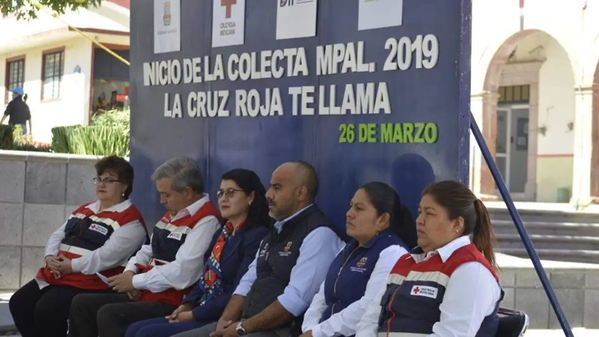 Funcionarios de gobierno municipal participaron en el banderazo de salida de las alcancías.