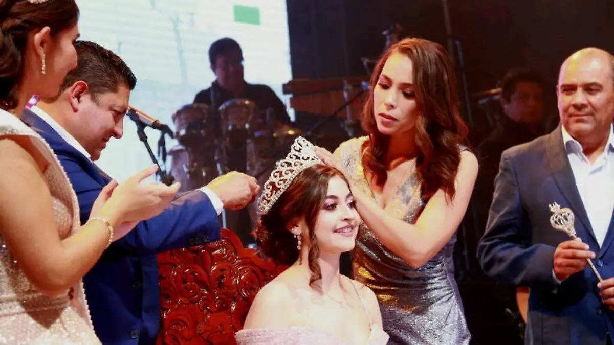 Reunidas en la tradiciòn,  mujeres de Cadereyta coronan a Elvira I como Reina de estas fiestas.