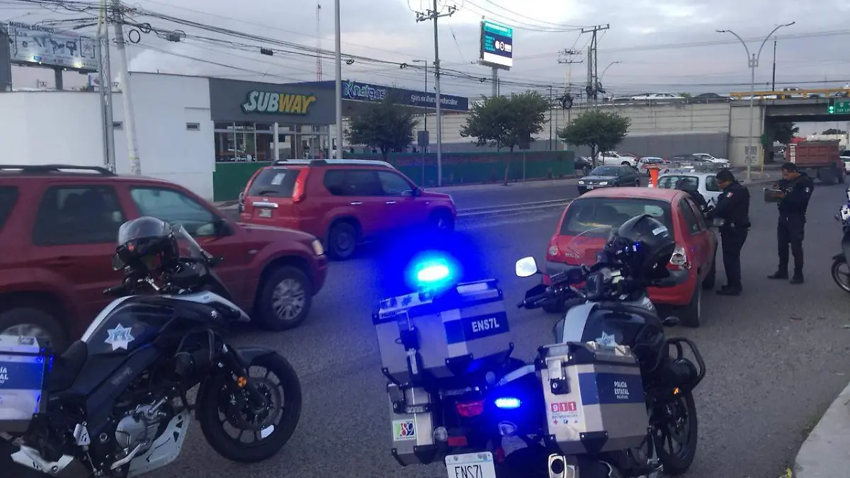UN MOTOCICLISTA