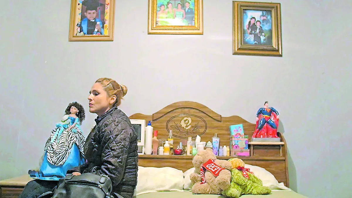 Principal. Niña sola