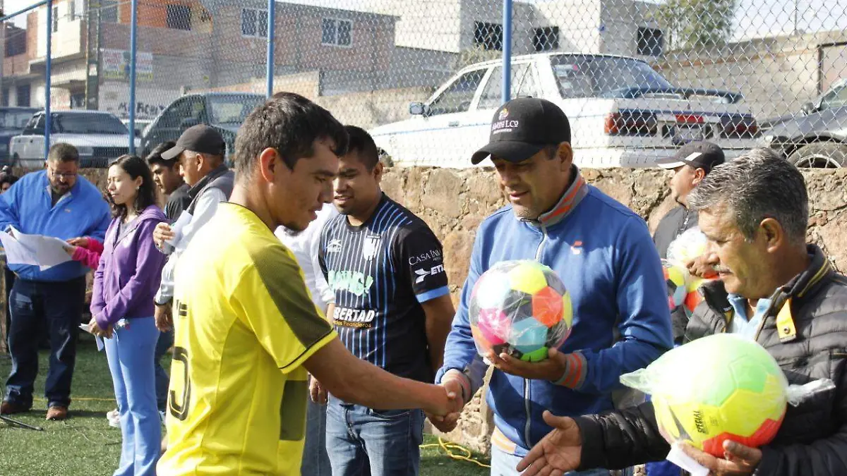 Entregó balones a los equipos que conforman la liga.  Foto Cortesía.