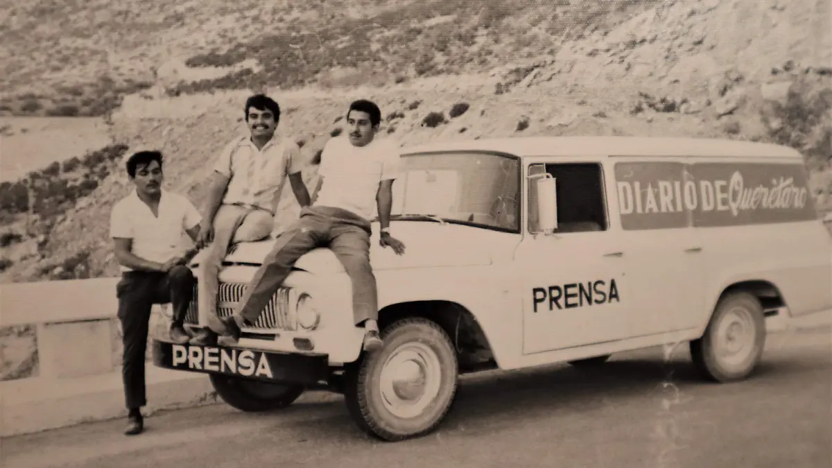 3.-Desde su origen, Diario de Querétaro cubrió los acontecimientos de la Sierra Gorda. En la gráfica reportero, fotógrafo y chofer junto a la primeraq camioneta.