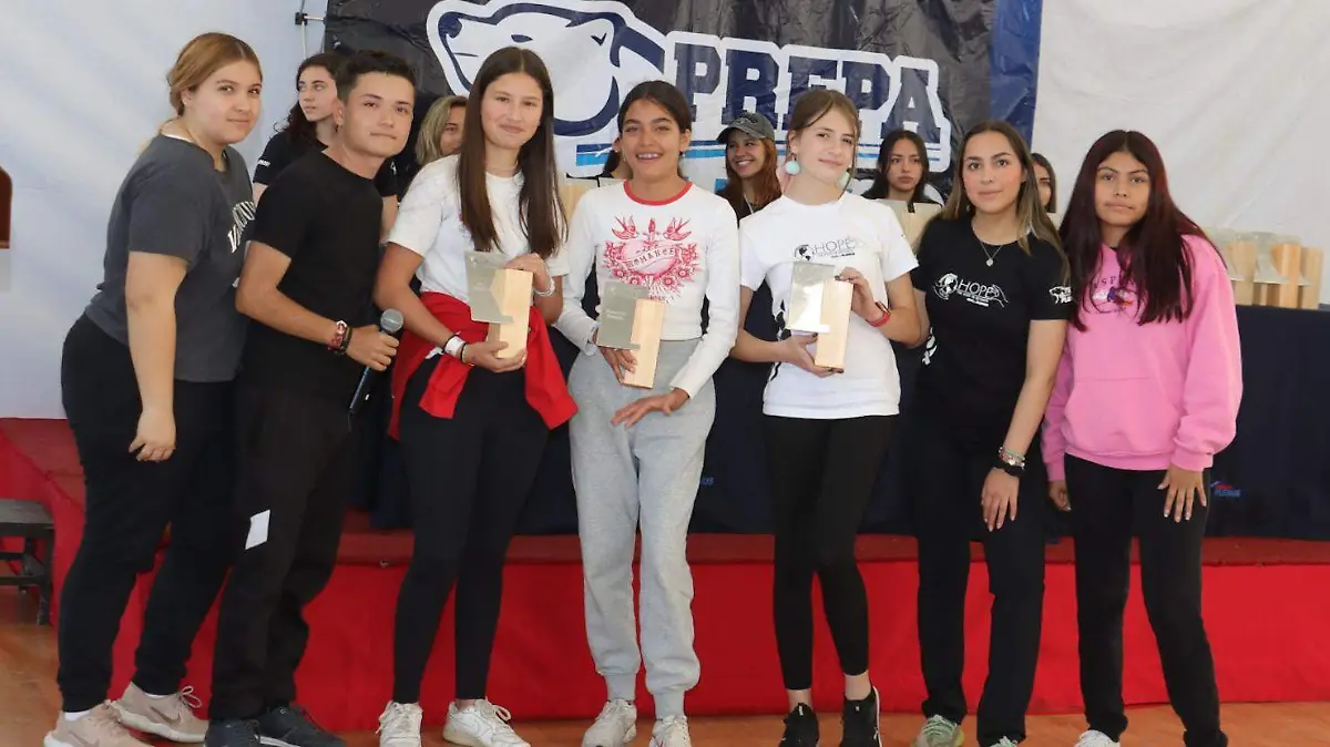 Equipo recibe reconocimiento por su destacada presentación