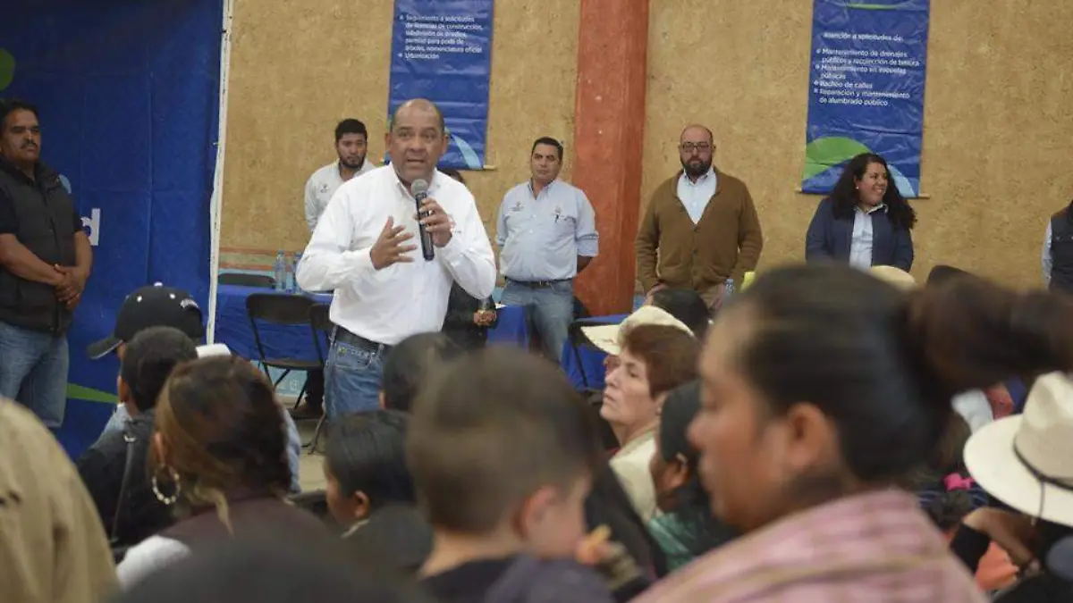 El alcalde atendió a las peticiones de la población y refrendó su apoyo para llevarles más obra pública y beneficios sociales