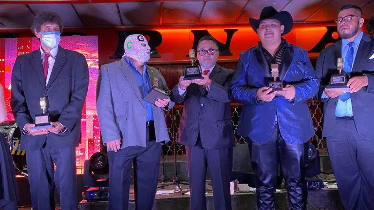  “Micrófono de Oro” para Beto Escárcega (1)