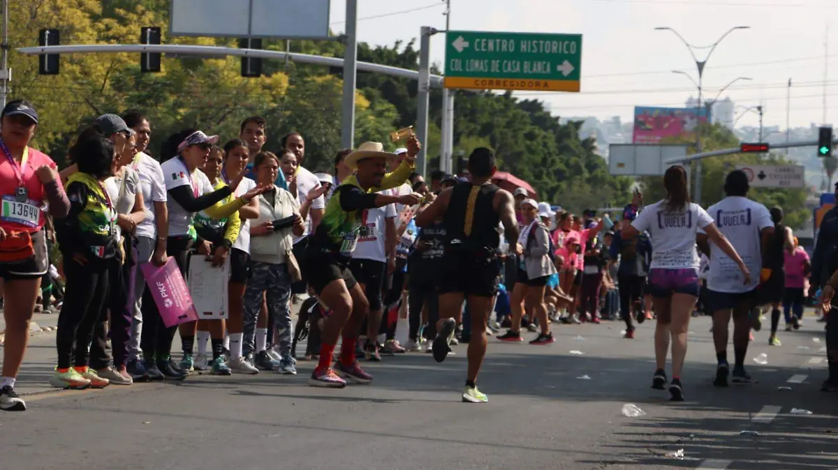 ACOMPANANTES APOYARON