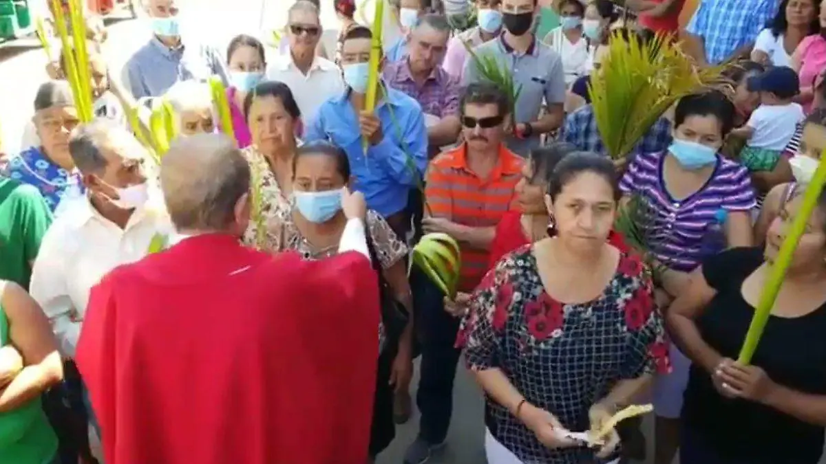 sacerdote quita cubrebocas a fieles en honduras
