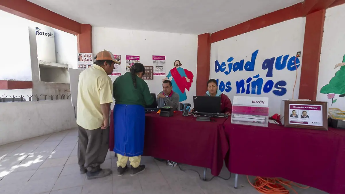La población hace el esfuerzo de acudir al módulo itinerante del INE.Foto César Ortiz.