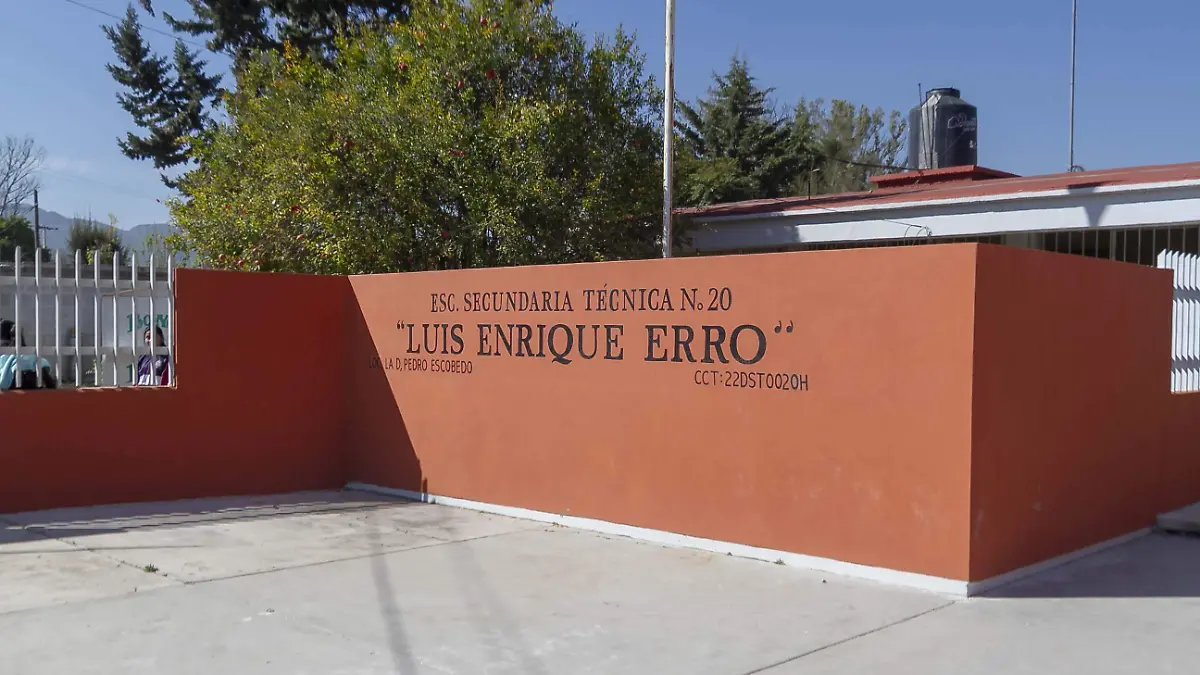 Requieren sustituir el mobiliario de por lo menos 11 aulas de la secundaria de La D Santa Bárbara. Foto César Ortiz