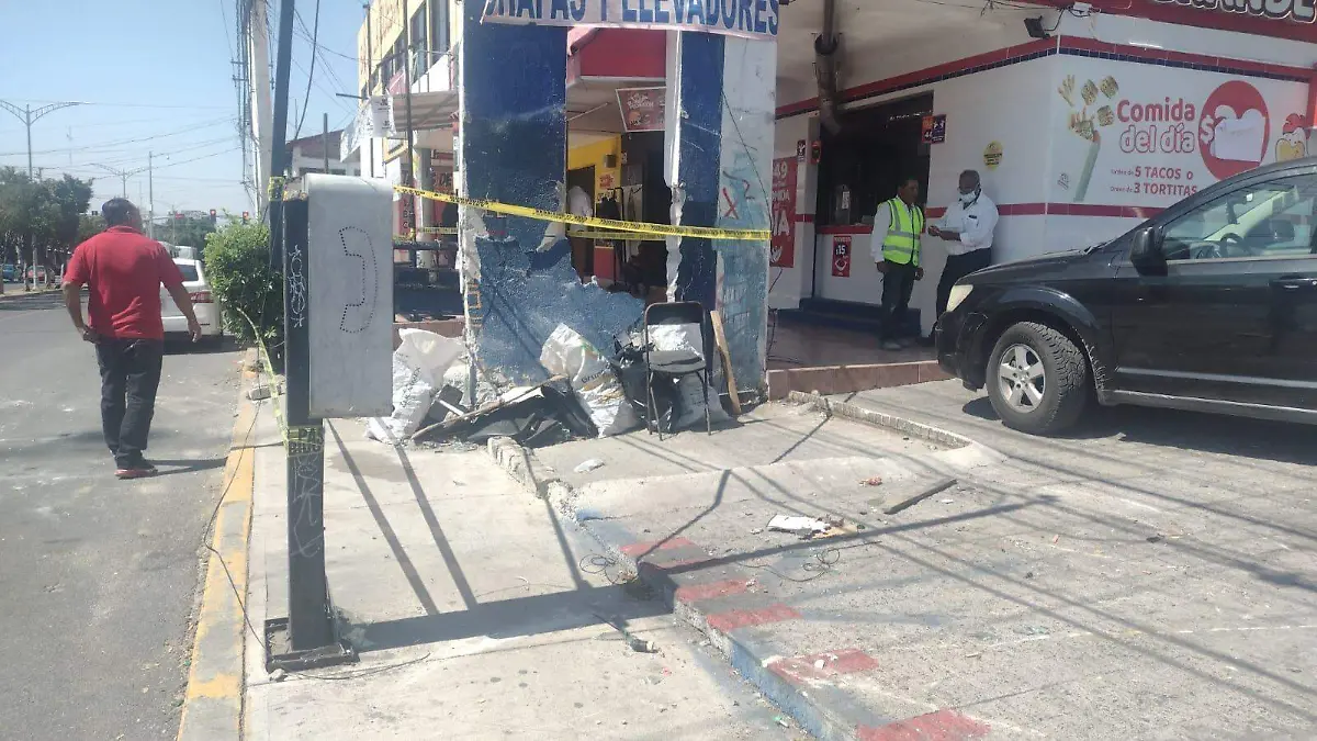 Se impacta camión en cerrajería-WM