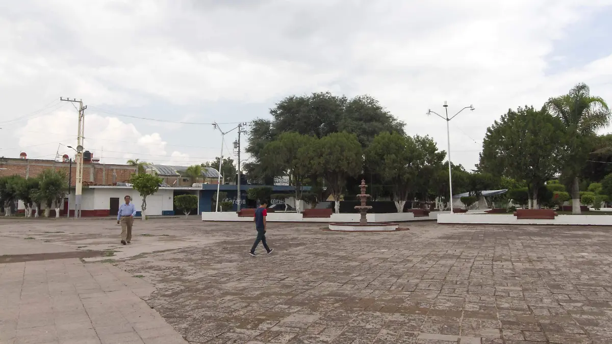 Habrá mejora del jardín principal de la comunidad.  Foto César Ortiz.