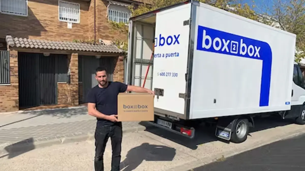 Miembro del equipo de box2box con una de sus camionetas.