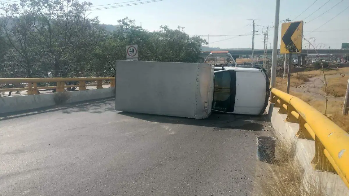 vuelca camioneta