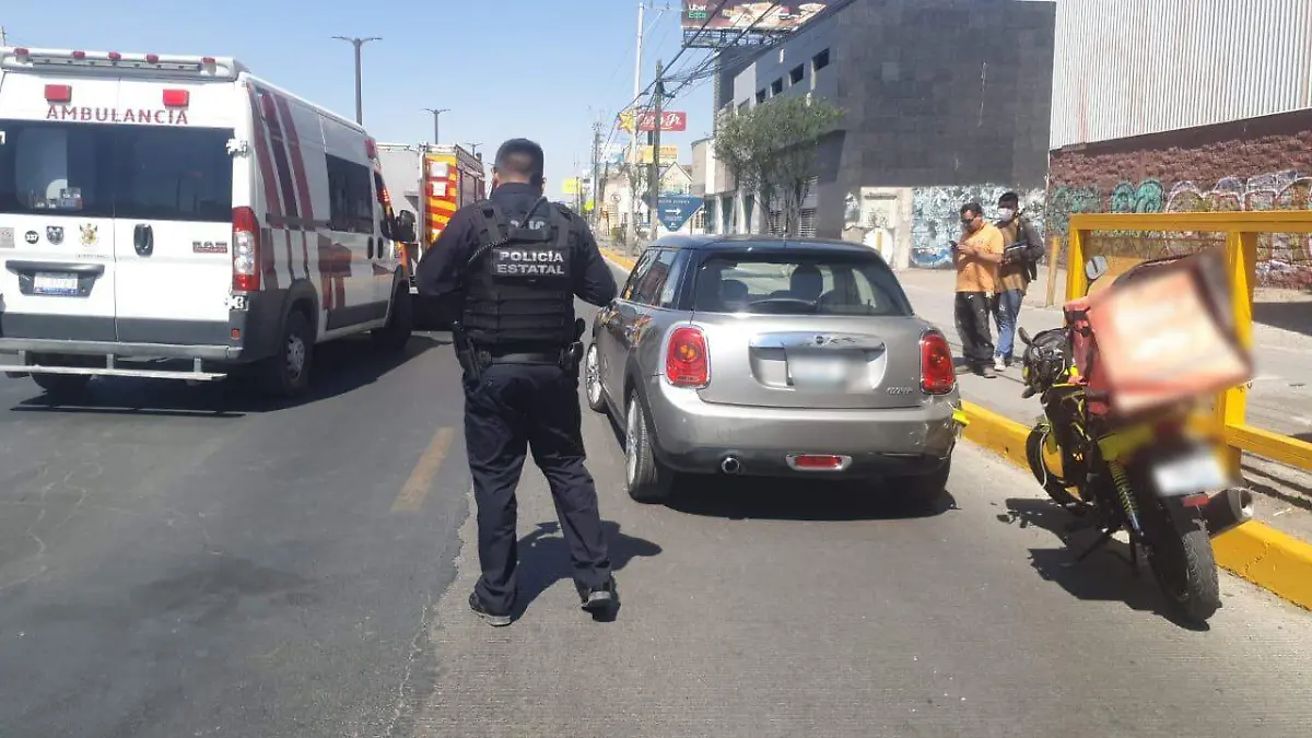 repartidor choca en paseo constityentes