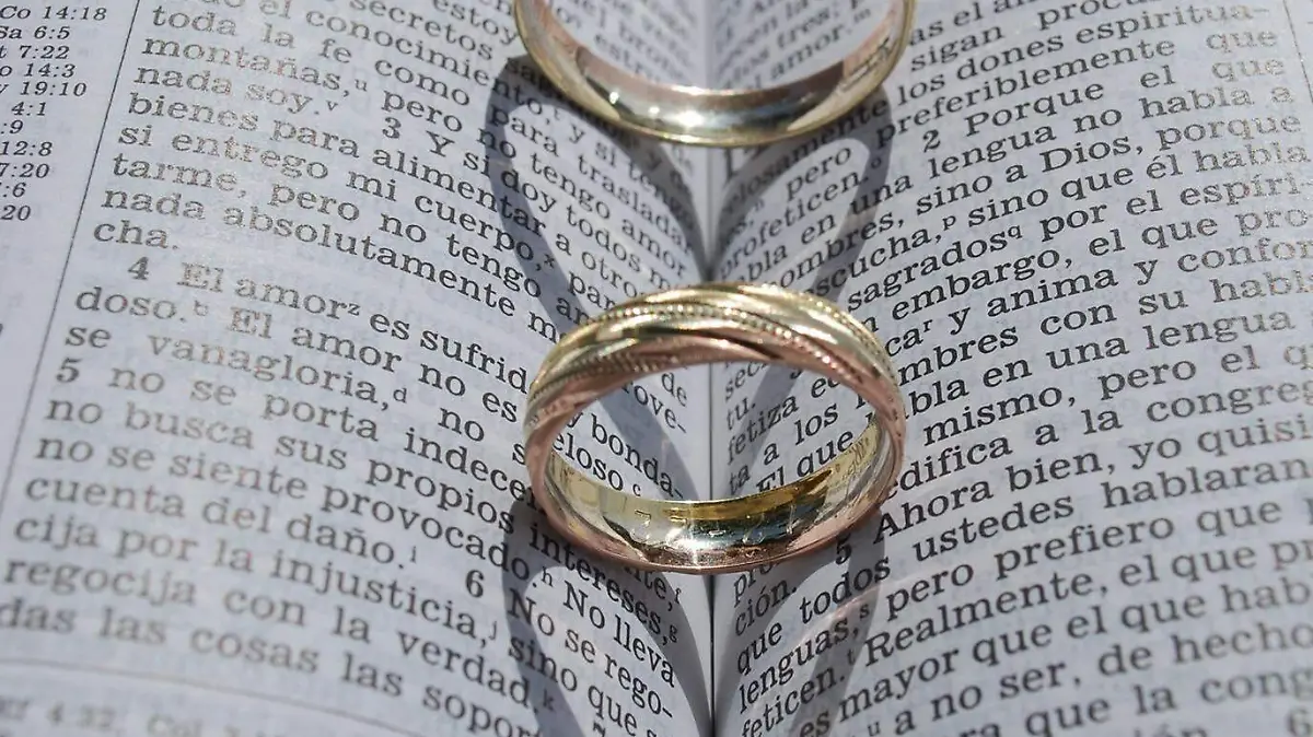 Argollas matrimoniales pueden ser en oro o algún otro metal