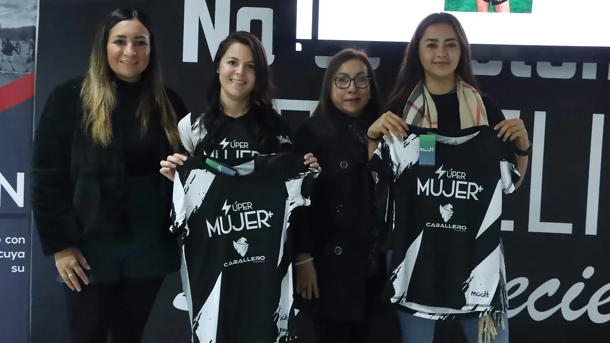 Las jugadoras Scarleth Romero y Mariana Trujillo, recibieron de manera simbólica los uniformes