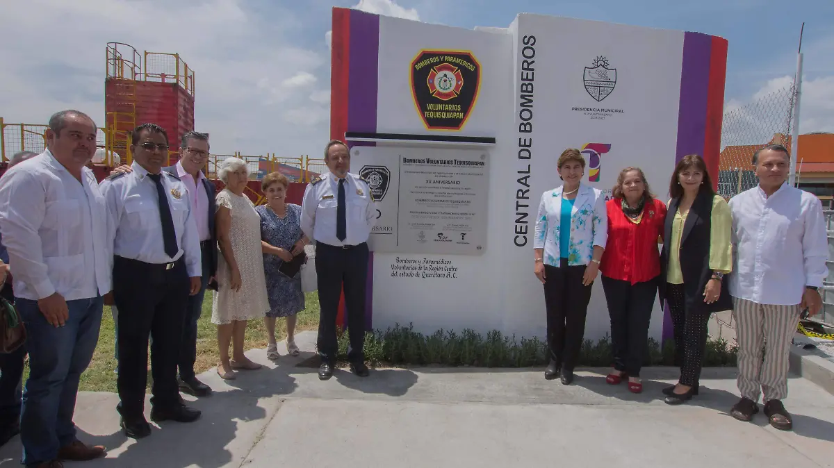 Develaron la placa conmemorativa a los XX años del cuerpo de Bomberos.  Foto César Ortiz.