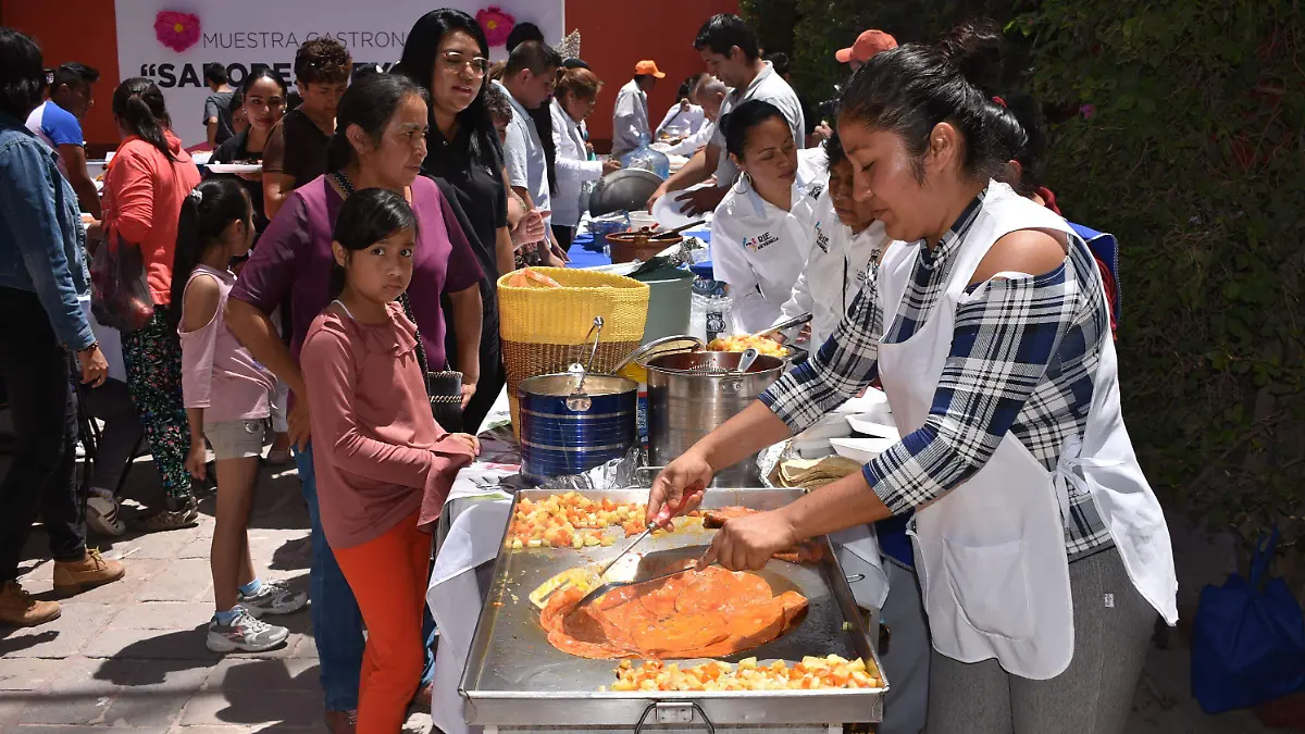 Antojitos mexicanos también son parte del festejos escobedense. Foto Especial