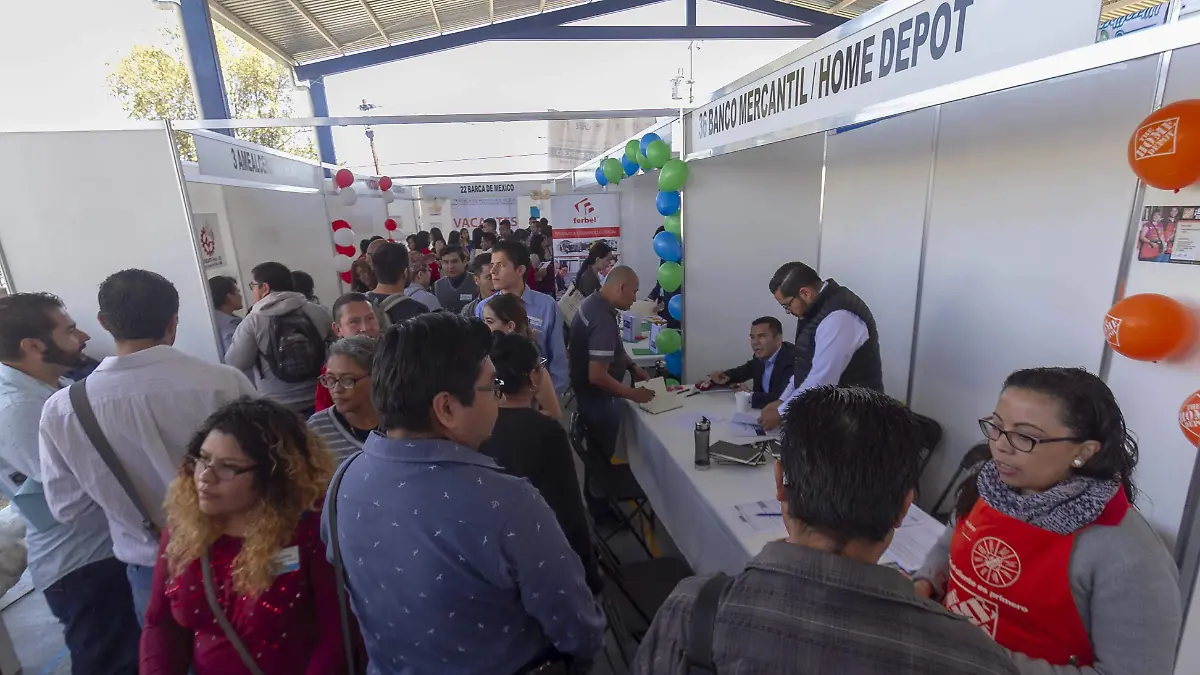 Ofertan dos mil 94 vacantes de 45 empresas en la Feria del Empleo. Foto César Ortiz