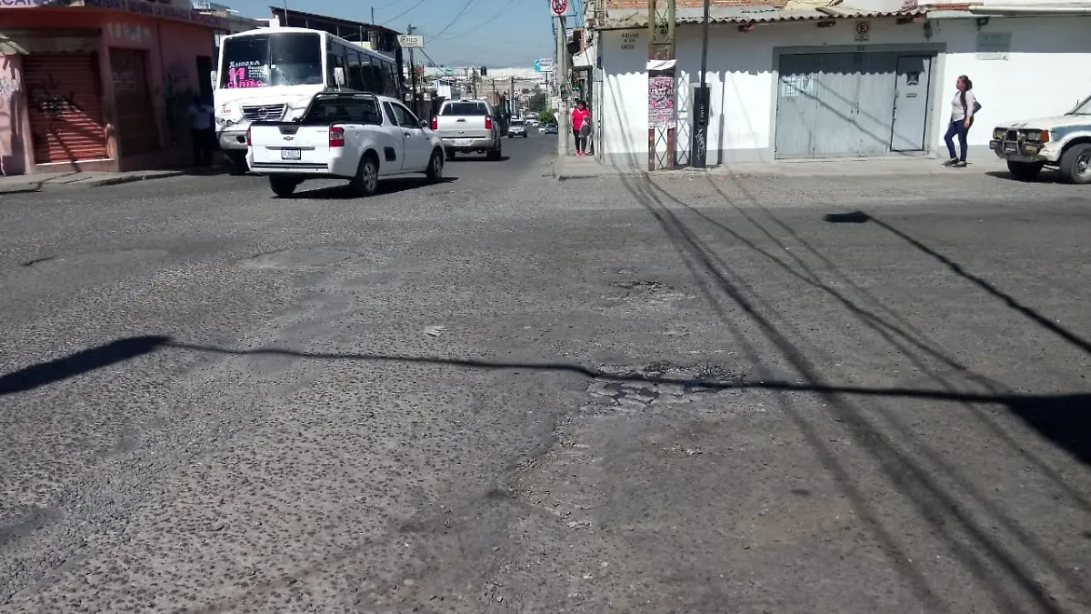 Los baches dejan al descubierto el antiguo empedrado. Foto Monsetrrat García