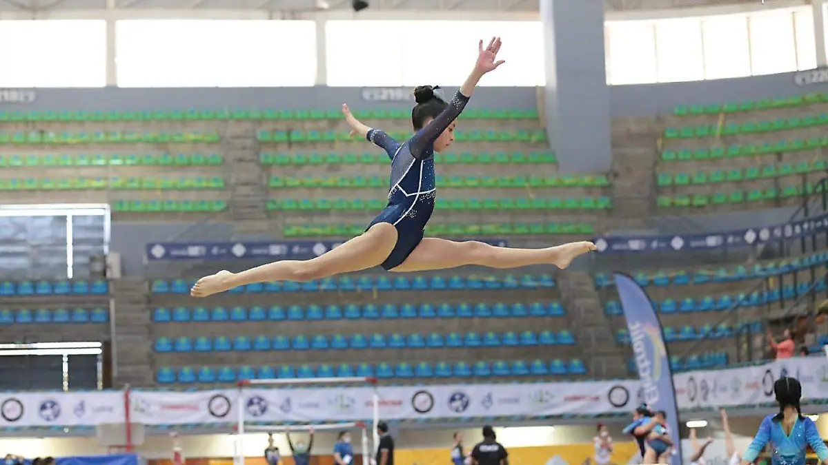 gimnasta split en el aire