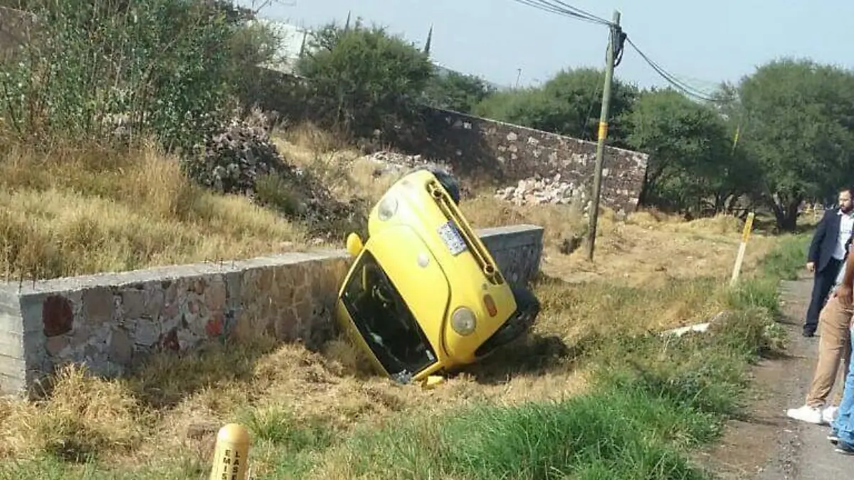 De este modo quedó el vehículo a un costad de la carretera.  foto Cortesía.