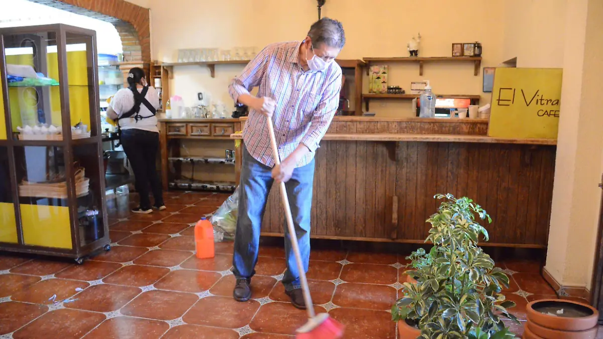 Tendr_n que hacer reacomodos en sus _reas de atenci_n a clientes. Luis Lu_vanos. El Sol de San Juan del R_o.