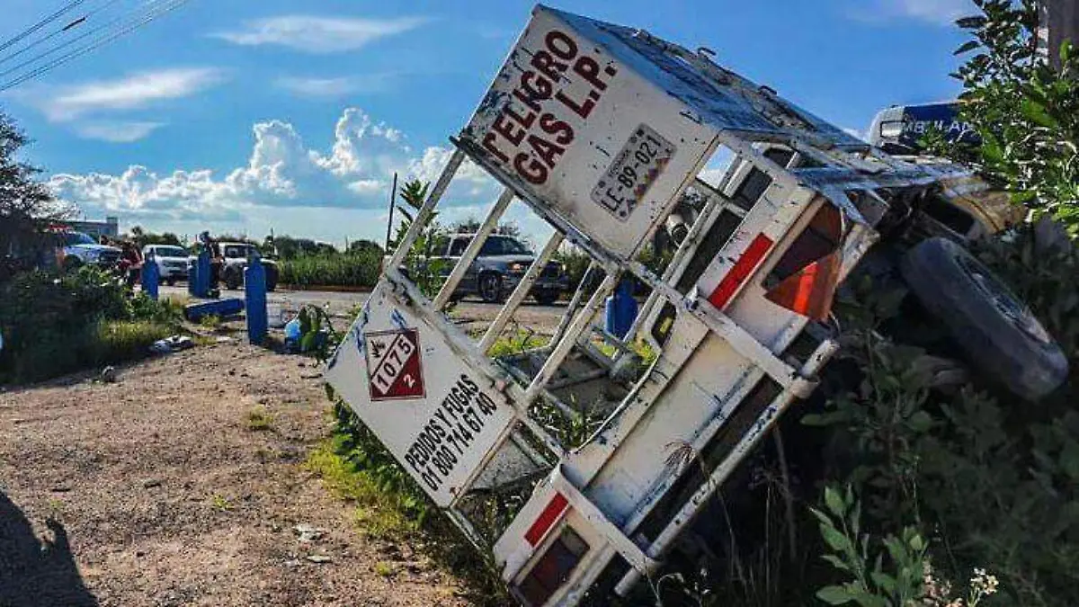 vuelca camioneta repartidora de gas