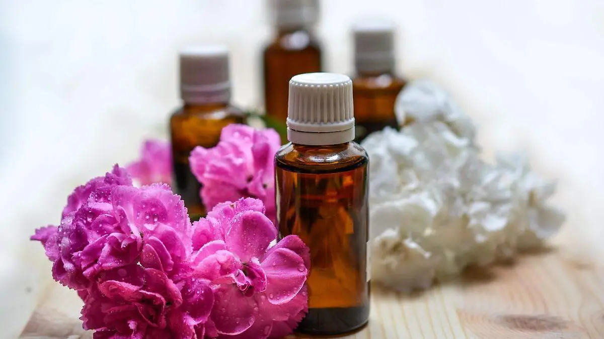 essential_oils_aromatherapy_spa_oil_essential_bottle_care_treatment-611730