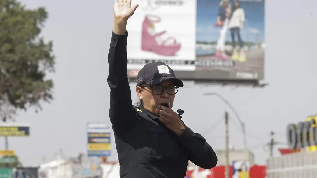 Claudia Berenice, oficial de movilidad, con constancia y disciplina