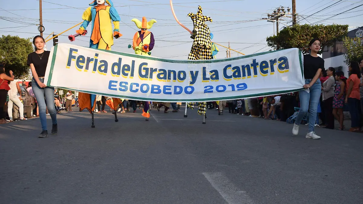 Con un desfile