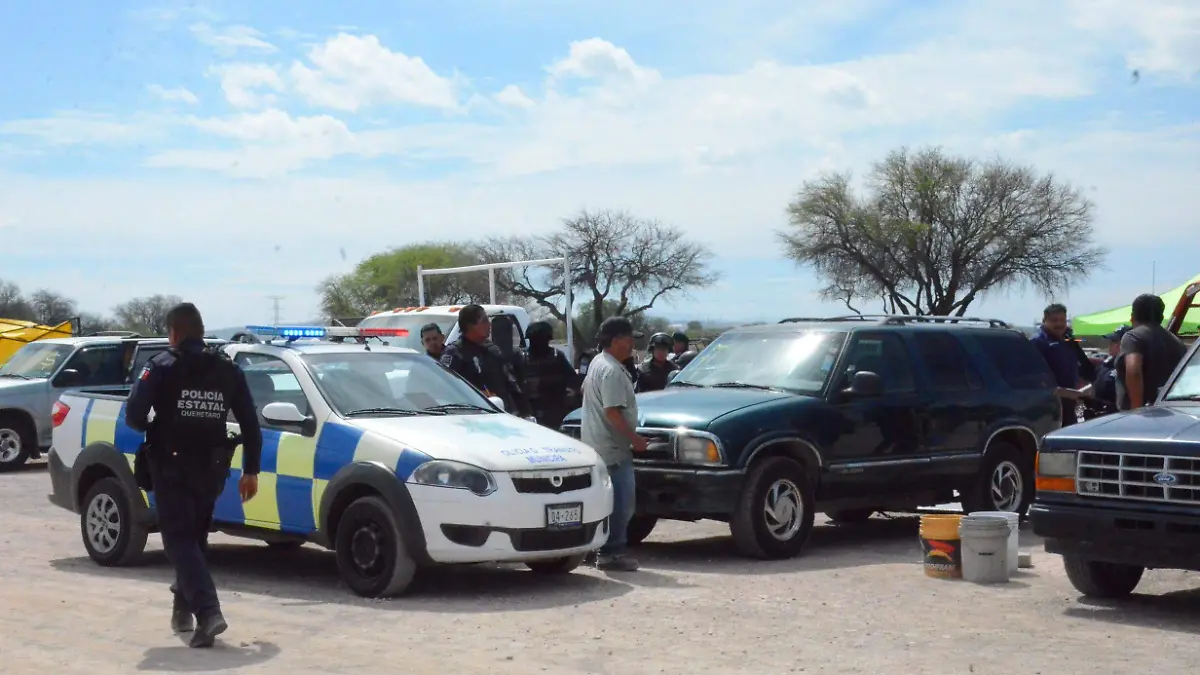 23 FEB. UNA CAMIONETA