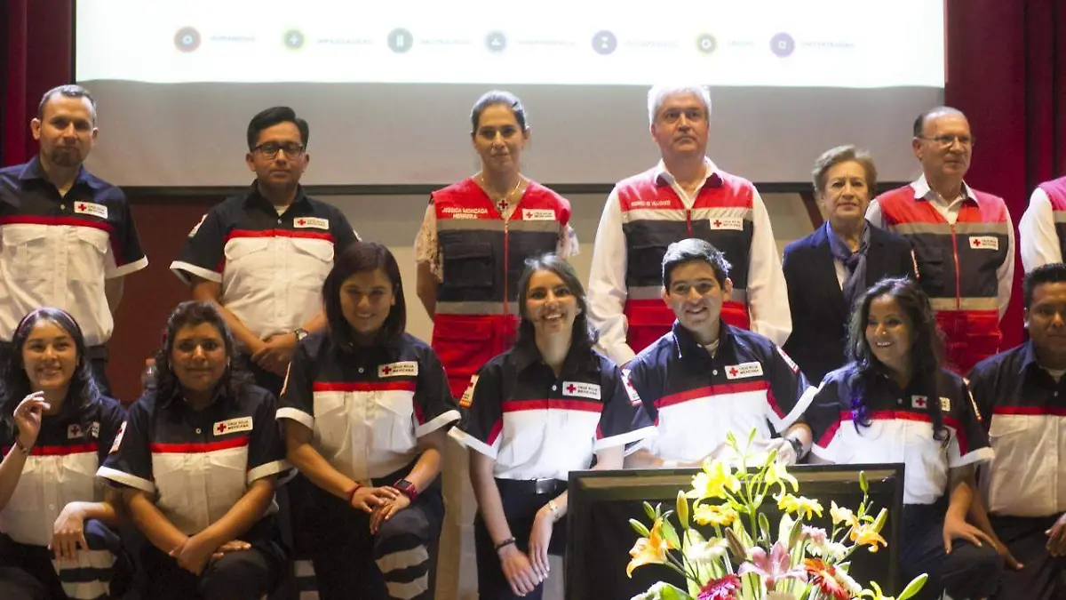 Los nuevos paramédicos pertenecen a las delegaciones de San Juan del Río y Tequisquiapan. Foto Especial