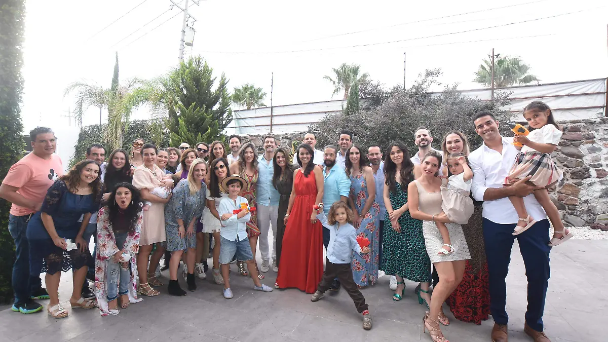 Primos de la festejada, celebraron su nueva vuelta al sol.