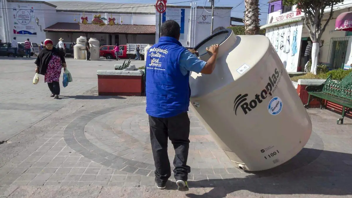 El propósito es sustituir los tinacos de asbesto. Foto César Ortiz  