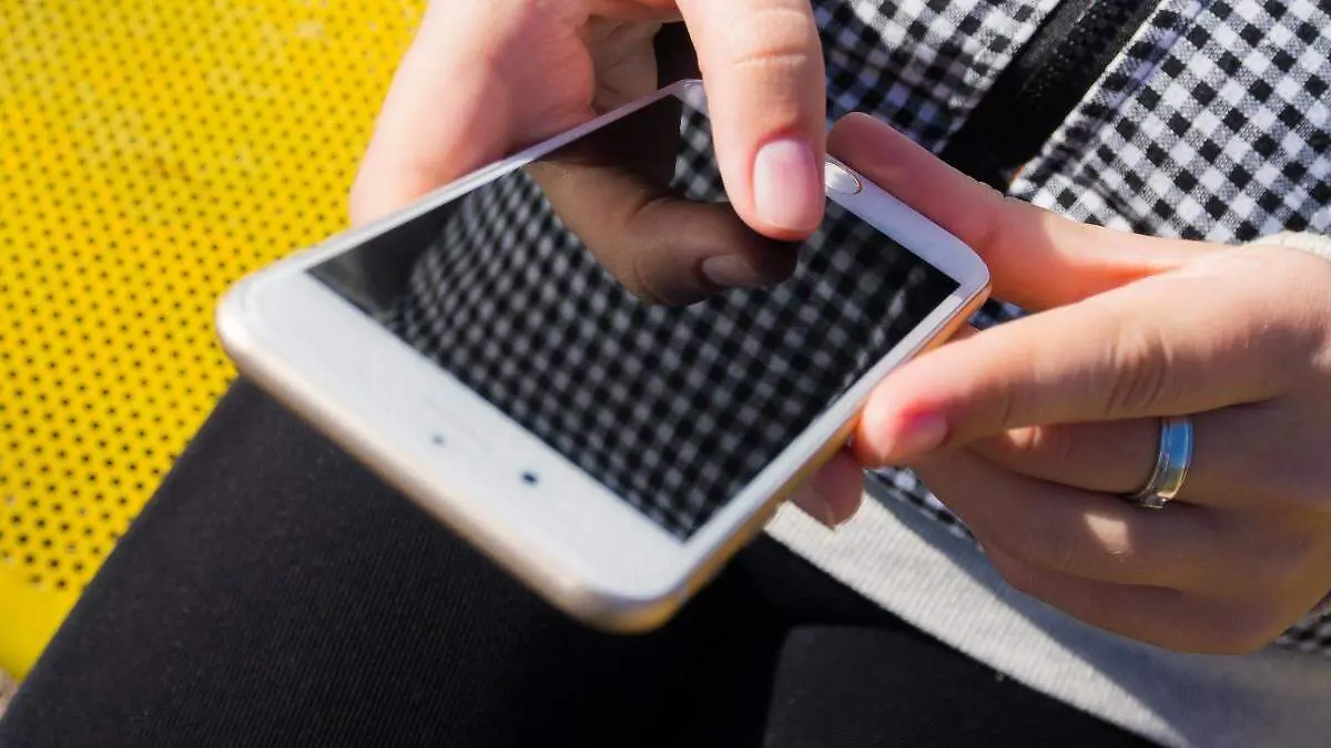 smartphone_woman_girl_iphone_apple_inc_touch_device_mobile-849361