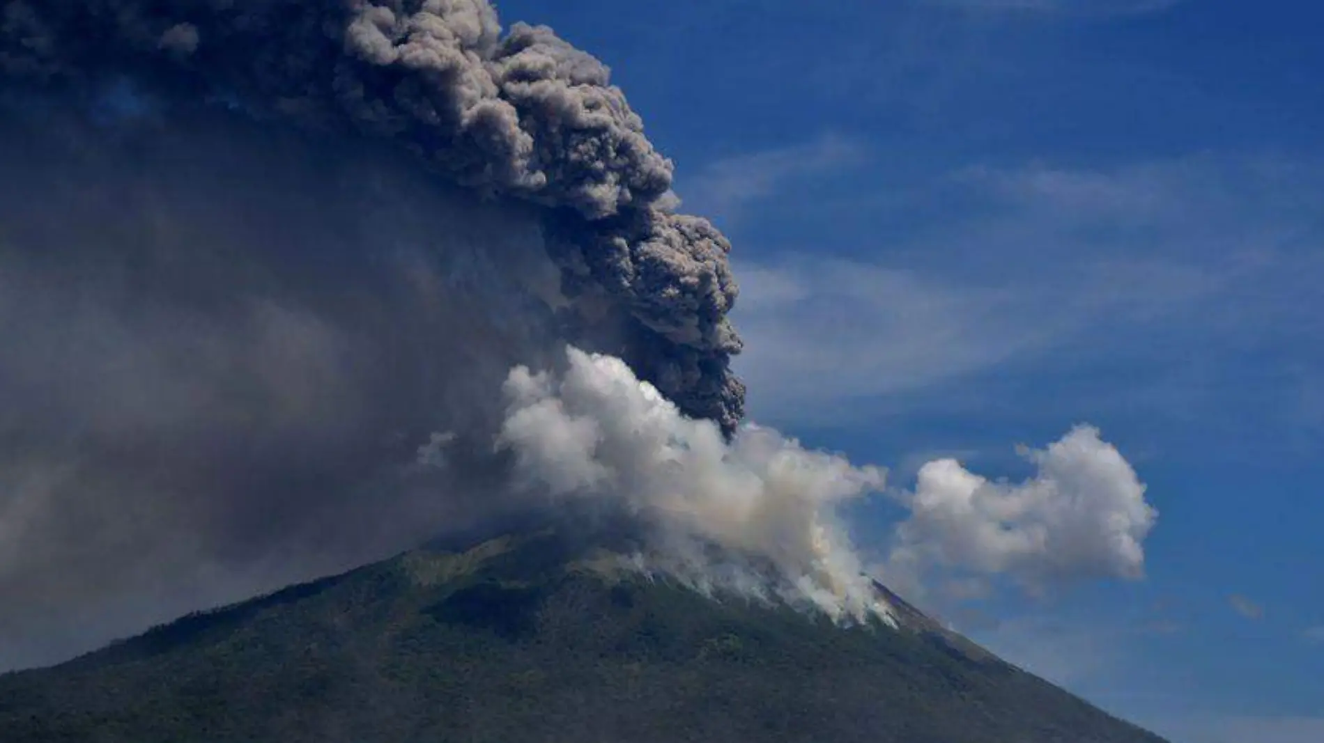 Miles-de-personas-evacuadas-tras-erupcion-de-volcan-en-Indonesia