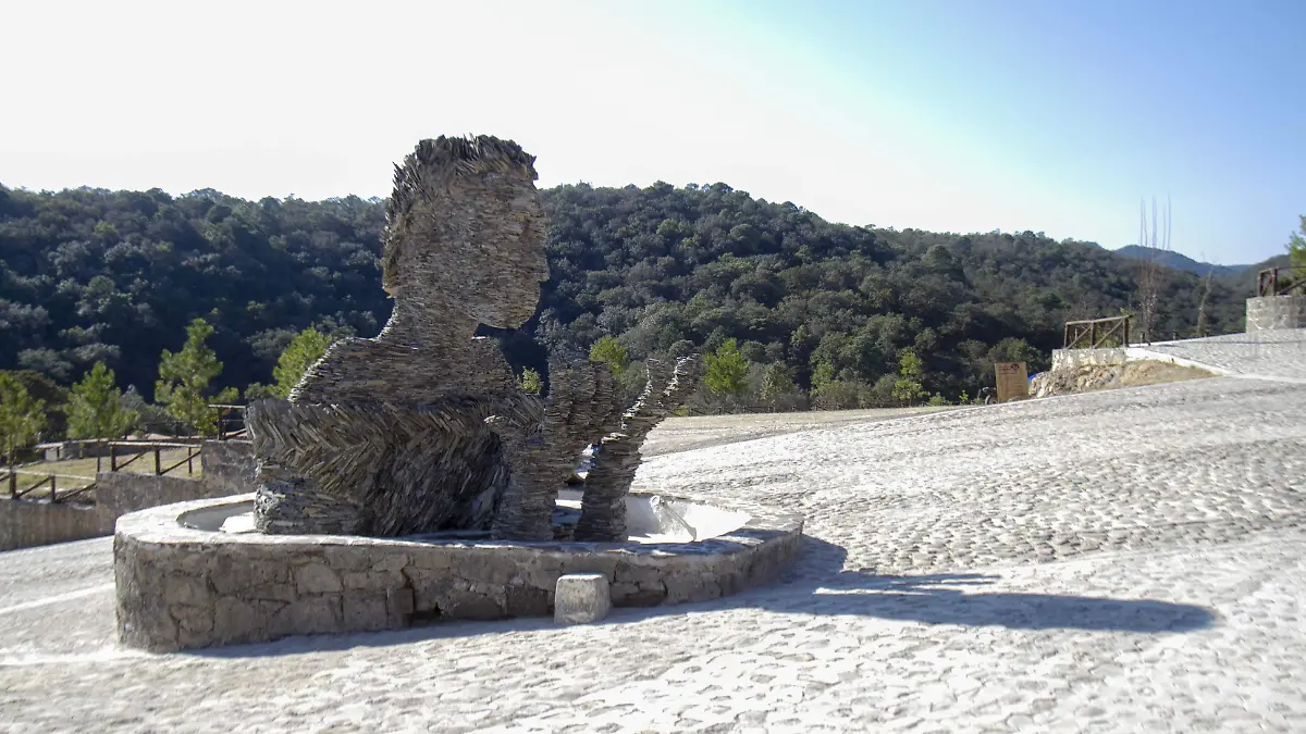La figura de la entrada del parque representa la silueta de una mujer otomí, y el agua que le brota de su cabeza es fuente de vida para la fertilidad.