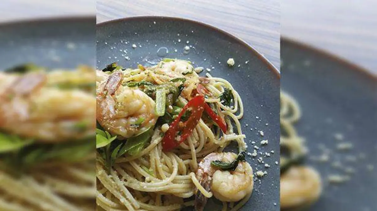 shrimp-pasta-served-on-gray-plate-2092906