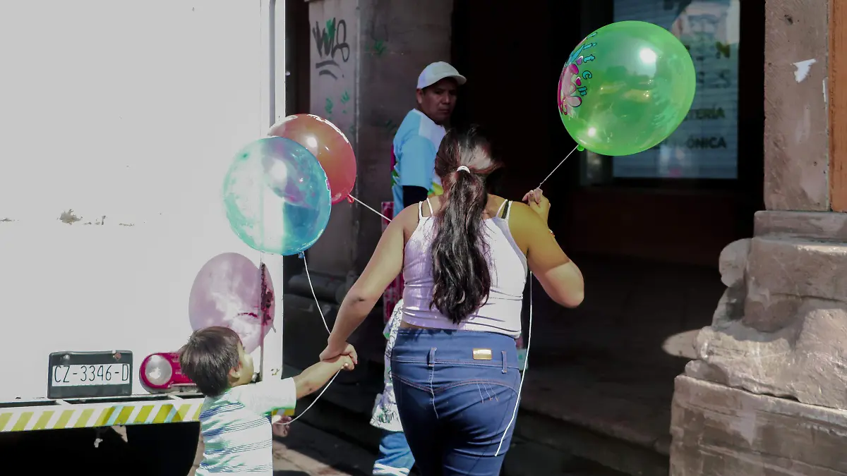 Compradores de globos Día de Reyes
