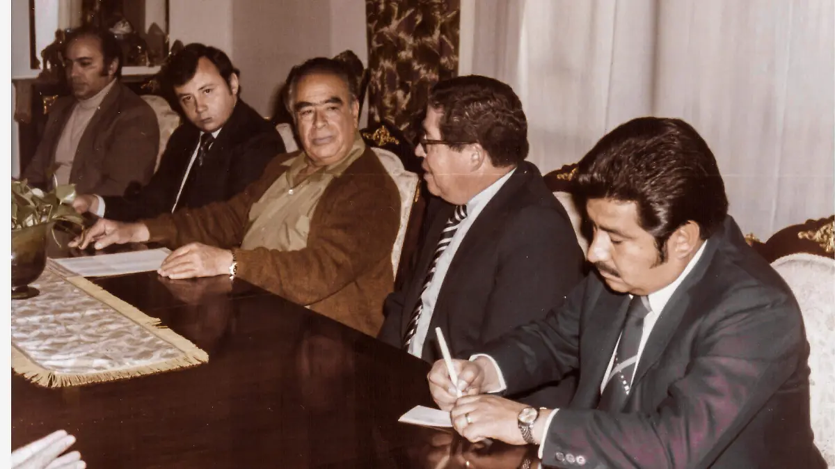 Fotografía de la ceremonia en la que se instituyó el Premio Alejandrina Gaytán de Mondragón, durante el periodo rectoral del Lic. Braulio Guerra Malo
