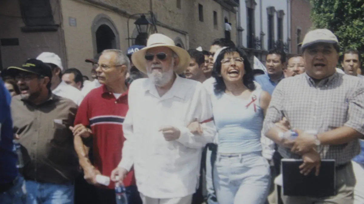 En la marcha del 8 de mayo de 2002 que se dirige a Palacio de Gobierno aparece la rectora del brazo del exrector Hugo Gutiérrez Vega y el líder sindical Mariano