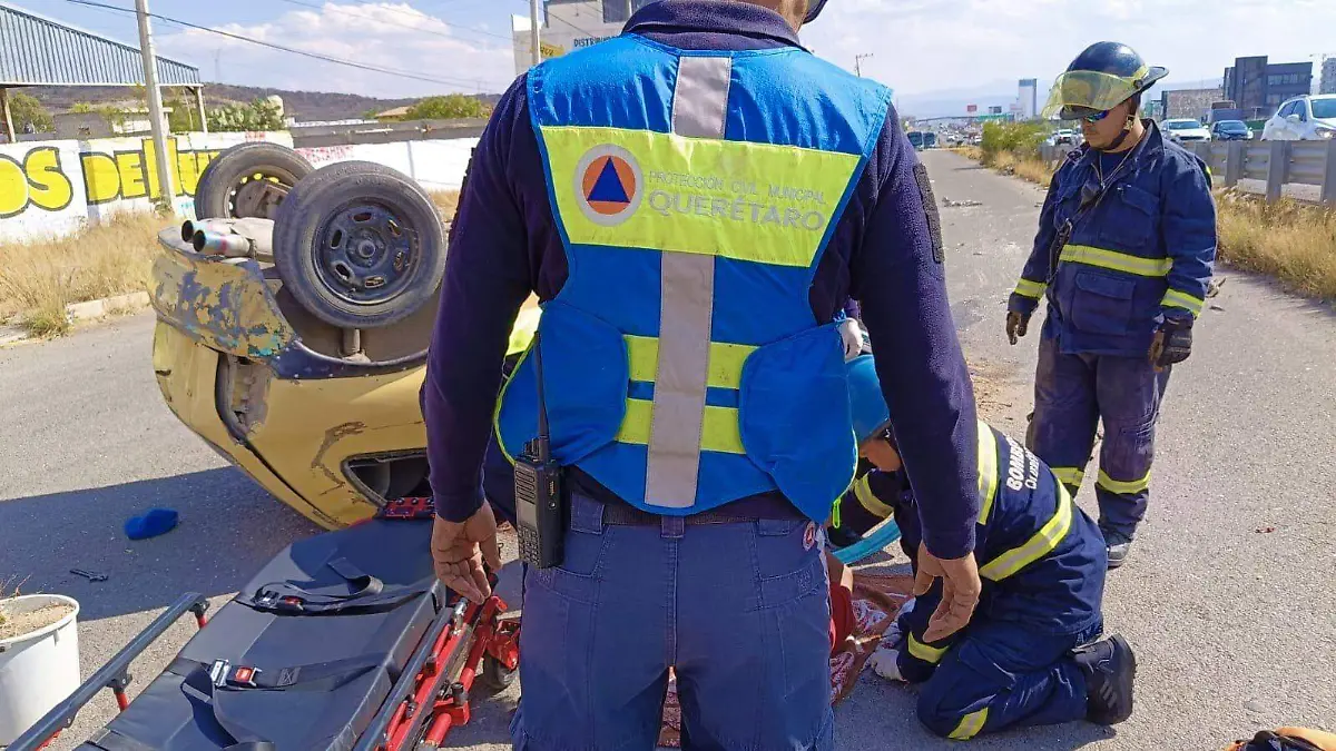 El conductor quedó tendido a un costado del auto 