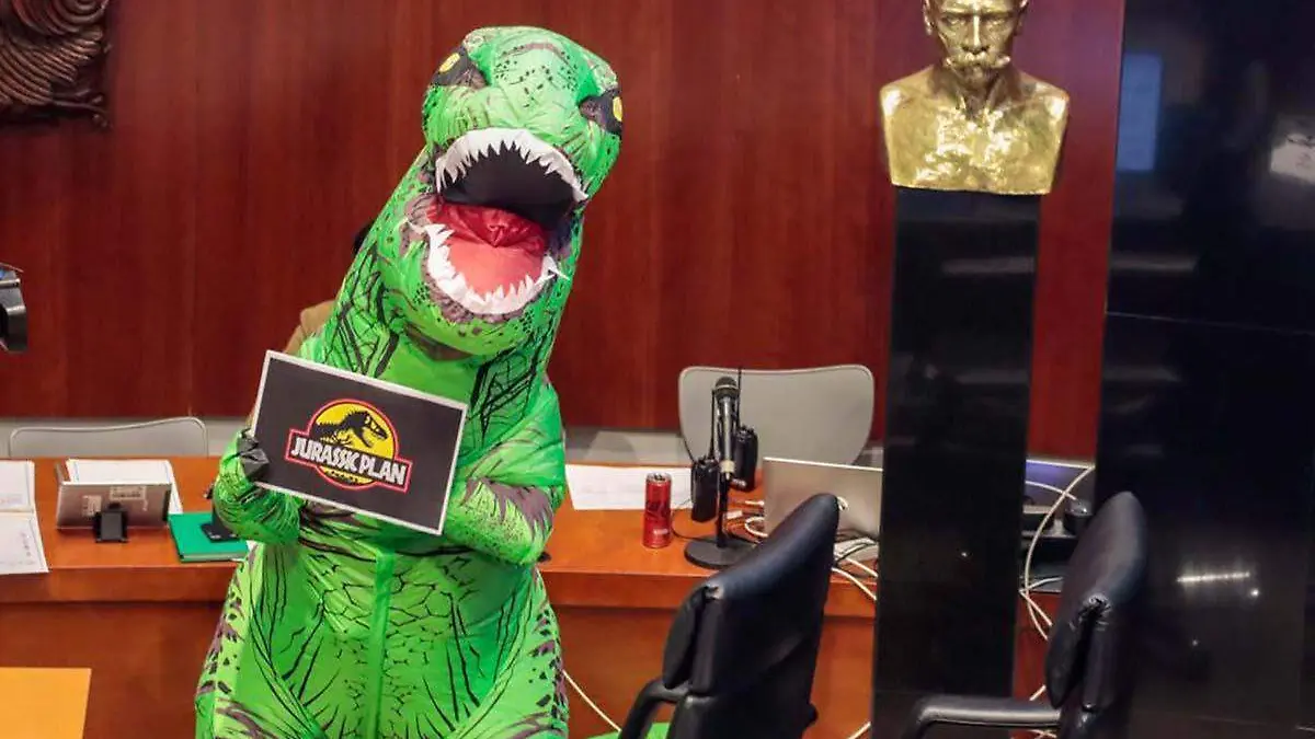 Xóchitl se disfraza de dinosaurio