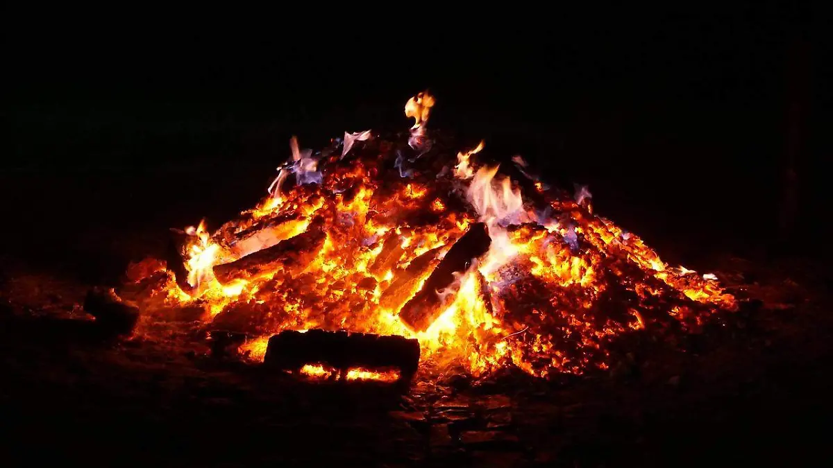 campfire-2438430_1280