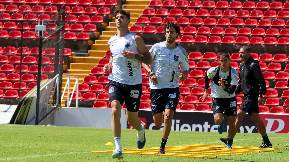 Diego Reyes entrena con Gallos Blancos