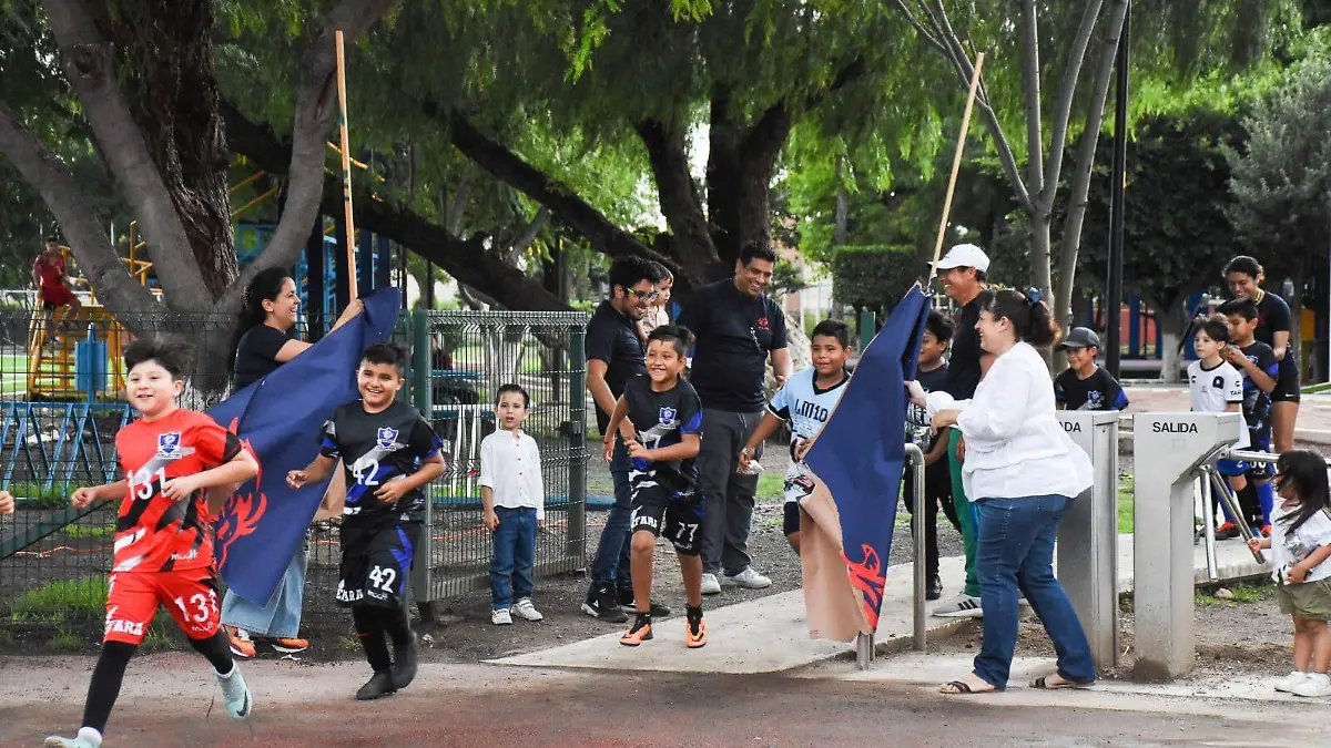 Entrada de niños al campo tras inauguración Efara Flag