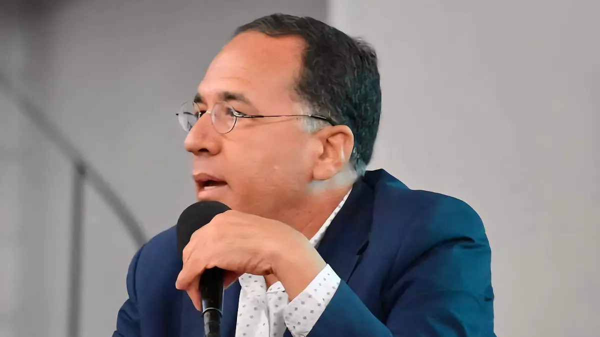 El politologo y catedratico Efrain Mendoza